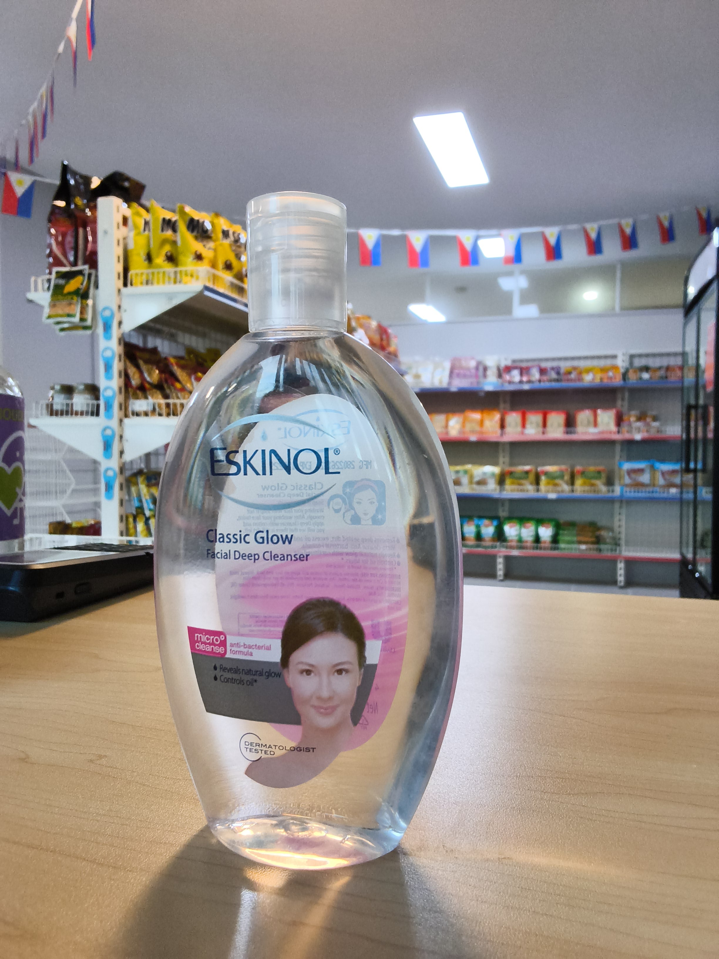 Eskinol classic glow facial deep cleanser 225ml